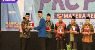 Ahmad Zarkasih Ketika Menerima Penghargaan Tokoh Pergerakan Inspiratif Sumatera Selatan dari PKC PMII Sumsel. Foto : Viralsumsel/Nto