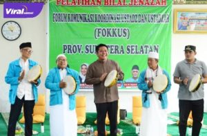 Gubernur Sumsel H Herman Deru saat hadir Pelatihan Bilal Jenazah di Masjid Al-Amani Jalan Cempaka Bukit Kecil Palembang, Minggu (26/6/2022). Foto : viralsumsel.com/win
