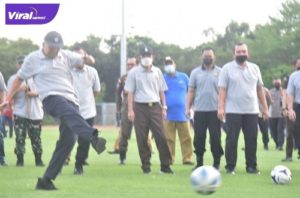 Wakil Gubernur Sumsel H Mawardi Yahya secara resmi membuka turnamen sepakbola Kapolda Cup, di Venue Atletik Jakabaring Sport City (JSC) Palembang, Senin (27/6/2022) petang. Foto : viralsumsel.com/ion