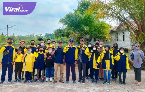 Pengurus KONI PALI saat melepas atlet Percasi mengikuti Kejurprov di Lubuk Linggau di halaman Kantor KONI, Sabtu (2/7/2022). Foto : viralsumsel.com/eko