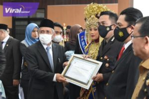Kapolsek dan Kepala Unit Reskrim Polsek Air Sugihan menerima penghargaan dari Bupati dan Kapolres OKI pada peringatan HUT ke-76 Bhayangkara, Selasa (5/7/2022). Foto : viralsumsel.com/fir