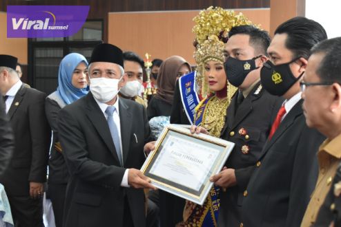 Kapolsek dan Kepala Unit Reskrim Polsek Air Sugihan menerima penghargaan dari Bupati dan Kapolres OKI pada peringatan HUT ke-76 Bhayangkara, Selasa (5/7/2022). Foto : viralsumsel.com/fir