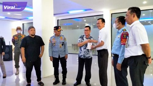 Sekretaris Daerah Kota Prabumulih Elman ST MM menyerahkan secara simbolis untuk tahap pertama sebanyak 150 masyarakat melakukan perekaman paspor di kantor pelayanan publik Kota Prabumulih, Rabu (6/7/2022). Foto : viralsumsel.com/mal