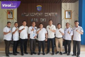 Kepala BKSDM Kabupaten Lampung Utara bersama sejumlah pejabat mengunjungi Badan Kepegawaian Pendidikan dan Pelatihan OKI, pada Rabu (6/7/2022). Foto : viralsumsel.com/fir