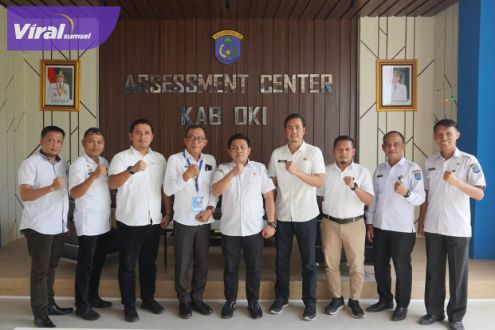 Kepala BKSDM Kabupaten Lampung Utara bersama sejumlah pejabat mengunjungi Badan Kepegawaian Pendidikan dan Pelatihan OKI, pada Rabu (6/7/2022). Foto : viralsumsel.com/fir