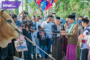 Walikota Palembang H Harnojoyo menyerahkan hewan qurban pada Idul Adha 1443 H. Foto : viralsumsel.com/ril