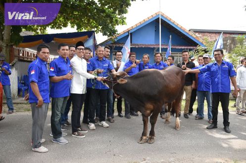 H Handry Pratama Putra SE Plt Ketua DPC Partai Demokrat Kabupaten Ogan Ilir menyerahkan satu ekor sapi untuk di kurbankan., Senin (11/7/2022). Foto : viralsumsel.com/ion