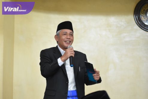 Bupati Ogan Komering Ilir (OKI), H. Iskandar, SE menunaikan Ibadah Solat Idul Adha di Masjid Al-Furqon, Desa Celikah Kayuagung, Minggu, (10/7/2022). Foto : viralsumsel.com/ril