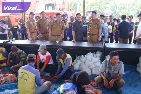 Sekertaris Daerah Kota Palembang, Drs Ratu Dewa MSi ikut membagikan daging qurban di Dinas PUPR Palembang, Senin (11/7/2022). Foto : viralsumsel.com/ril