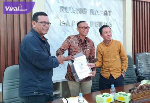Anggota Puskass Kemas Ari Panji resmi menyerahkan draft awal naskah NA Raperda tentang Pemerintahan Marga kepada Ketua Badan Pembentukan Raperda DPRD Sumsel H Toyeb Rakembang (HTR), Jumat (8/7/2022) sore. Foto : viralsumsel.com/ril
