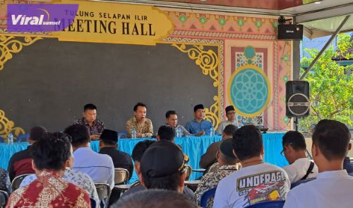 Jajak pendapat antara anggota DPRD OKI Dapil 3 dengan seluruh kepala desa yang berasal dari lima kecamatan dan tokoh masyarakat di Aula Desa Selapan Ilir, Minggu (10/7/2022). Foto : viralsumsel.com/ril