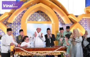 Gubernur Sumsel H. Herman Deru bersama Bupati OKI Iskandar SE meresmikan Masjid Al-Hayza di Desa Srinati, OKI, Minggu (10/7/2022). Foto : viralsumsel.com/fir