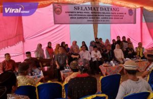 Anggota DPRD Provinsi Sumsel Dapil Sumsel III pose bersama masyarakat dalam reses Tahap II 2022 di Kecamatan Kandis, Kabupaten Ogan Ilir. Foto : viralsumsel.com/ion