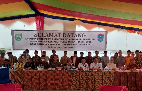 Anggota DPRD Provinsi Sumsel Dapil Sumsel III pose bersama masyarakat dalam reses Tahap II 2022 di Kecamatan Kandis, Kabupaten Ogan Ilir. Foto : viralsumsel.com/ion
