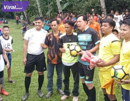 Walikota Prabumulih, Ir H Ridho Yahya MM kapten Tim Persipra Old Star sebelum uji coba melawan Gumeg FC, Jumat (15/7/2022). Foto : viralsumsel.com/mal