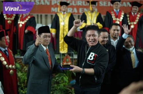 Gubernur Sumsel H Herman Deru saat menghadiri Wisuda Sarjana Sekolah Tinggi Ilmu Ekonomi XXIII dan Sekolah Tinggi Ilmu Hukum XXI Yayasan Perguruan Serasan Muara Enim sekaligus Peresmian Universitas Serasan, Kamis, (14/7/2022). Foto : viralsumsel.com/win