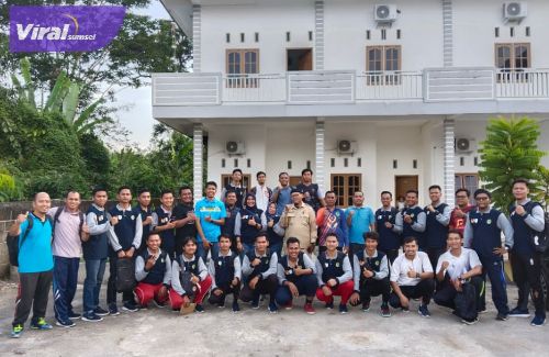 Peserta pelatihan pelatih dan wasit bola basket se-Kabupaten PALI pose bersama, Sabtu (16/7/2022). Foto : viralsumsel.com/eko