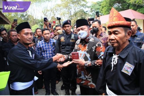 Gubernur Sumsel H. Herman Deru menghadiri Kirab Budaya Nusantara dalam prosesi Penyerahan Tanah dan Air PSHT, di Taman Purbakala Kerajaan Srwijaya, Minggu, (17/7/2022). Foto : viralsumsel.com/win