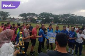 Tim Ponpes Darussafaat mendapatkan tropi di gelaran Liga Santri Piala KASAD 2022 di wilayah OKI, Jum'at (15/05/2022). Foto : viralsumsel.com/fir