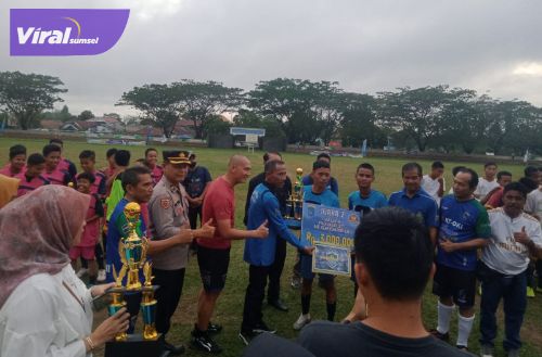 Tim Ponpes Darussafaat mendapatkan tropi di gelaran Liga Santri Piala KASAD 2022 di wilayah OKI, Jum'at (15/05/2022). Foto : viralsumsel.com/fir