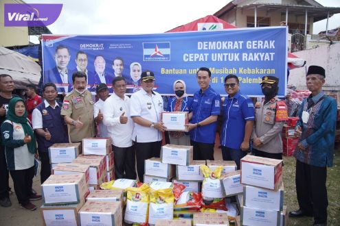 Sekretaris DPD Partai Demokrat Sumsel H Muchendi Mazareki didampingi Bendahara DPD Partai Demokrat Sumsel Holda Herman, dan Ketua DPC Partai Demokrat Kabupaten OKU Timur Azmi Shofix menyalurkan bantuan secara ke posko korban kebakaran di Lorong Batu Ampar, Rabu (20/7/2022). Foto : viralsumsel.com/ion