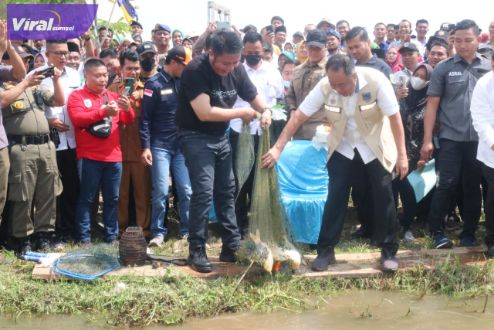 Gubernur Sumsel H.Herman Deru,SH.MM bersama Bupati Lahat Cik Ujang bekarang di Sungai Saling bersama warga Pseksu di Desa Tanjung Raya, Rabu (20/7/2022). Foto : viralsumsel.com/her
