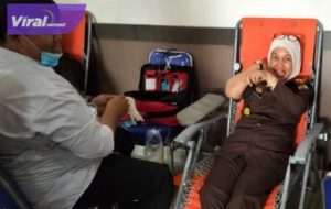 Kajari Lahat Nilawati, SH,MH ikut donor darah di Kota Lahat, Rabu (20/07/2022). Foto : viralsumsel.com/her