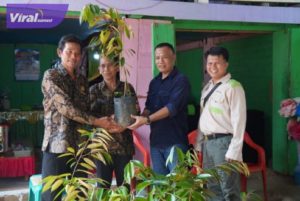 Ketua DPRD Lahat Fitrizal Homizi ST. M.si memberikan bantuan bibit durian jenis musang king pada warga Desa Lawang Agung, Kecamatan Mulak Ulu, Kamis (21-7-2022). Foto : viralsumsel.com/her