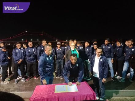 Penyarang naturalisasi Sriwijaya FC, Guy Junior melakukan kontrak tanda tangan dengan manajemen Sriwijaya FC di sebuah rumah makan di Palembang, Sabtu (23/7/2022) malam. Foto : viralsumsel.com/nto