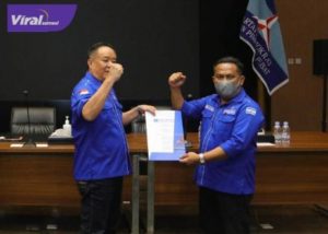 Ketua DPD Partai Demokrat Sumsel Cik Ujang menerima SK kepengurusan DPC Partai Demokrat Kabupaten Kota se-Sumsel dari DPP di Jakarta, Kemarin (23/7/2022). Foto : viralsumsel.com/ion