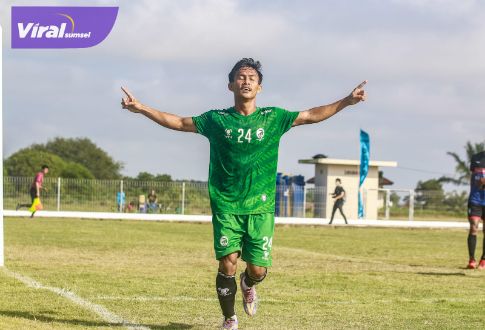 Roby penyerang Sriwijaya FC selebrasi usai ciptakan gol pada laga uji coba kontra Tanjung Senai FC di Stadion Tanjung Senai, Ogan Ilir, Sabtu (23/7/2022). Foto : viralsumsel.com/mo sfc