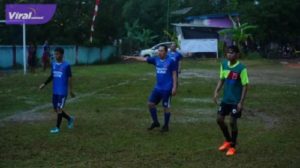 Kapten All Star Prabumulih sekaligus Walikota Prabumulih Ir. H Ridho Yahya, MM beraksi saat uji coba versus Sumba FC di Lapangan Desa Sumber Bahagia, OKU, Jum'at (22/07/2022). Foto : viralsumsel.com/mal