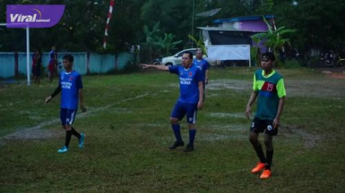 Kapten All Star Prabumulih sekaligus Walikota Prabumulih Ir. H Ridho Yahya, MM beraksi saat uji coba versus Sumba FC di Lapangan Desa Sumber Bahagia, OKU, Jum'at (22/07/2022). Foto : viralsumsel.com/mal