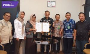 Rektor UTP Dr Ir Hj Manisah, MP, menandatangani kerjasama dengan Dinas Lingkungan Hidup dan Pertanahan (DLHP) Provinsi Sumsel, Jumat (22/7/2022). Foto : viralsumsel.com
