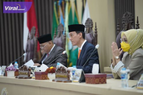 Wakil Ketua DPRD Provinsi Sumsel HM Giri Ramanda N Kiemas SE MM Pimpin Rapat Paripurna ke LII didampingi Ketua DPRD ProvinsibSumsel Hj RA Anita Noeringhati SH MH dan Wakli Ketua DPRD Provinsi Sumsel H Muchendi Mahzareki SE, Jumat (22/7/2022). Foto : viralsumsel.com/ril Wakil Ketua DPRD Provinsi Sumsel HM Giri Ramanda N Kiemas SE MM Pimpin Rapat Paripurna ke LII didampingi Ketua DPRD ProvinsibSumsel Hj RA Anita Noeringhati SH MH dan Wakli Ketua DPRD Provinsi Sumsel H Muchendi Mahzareki SE, Jumat (22/7/2022). Foto : viralsumsel.com/ril