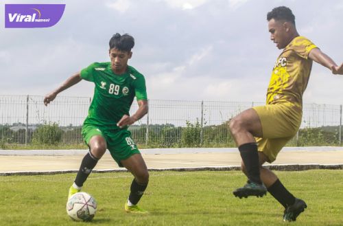 Winger Sriwijaya FC, Adistya Wicaksana (kiri) lewati pemain belakang David FC dalam laga uji coba di Stadion Tanjung Senai, Ogan Ilir, Sabtu (23/7/2022). Foto : viralsumsel.com/mo sfc