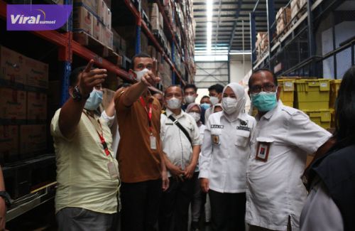 Wakil Walikota Palembang, Fitrianti Agustinda sidak suplayer mini market di Jalan Tembus Alang-Alang Lebar bersama BPOM Palembang, Rabu, 27 Juli 2022. Foto : viralsumsel.com/nto