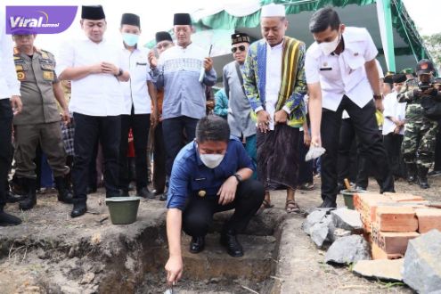 Gubernur Sumsel H. Herman Deru melakukan peletakan batu pertama pembangunan Masjid Ponpes Al Jailaniyah di Desa Paya Bakal, Gelumbang, Rabu (27/7/2022) siang. Foto : viralsumsel.com/win
