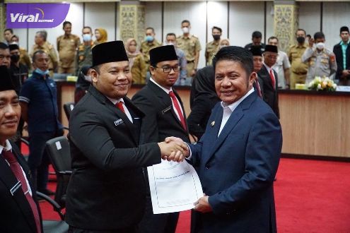 Gubernur Sumsel H Herman Deru saat pelantikan Anggota KPID Provinsi Sumsel periode 2022-2025 di Auditorium Graha Bina Praja Pemprov Sumsel, Selasa (26/7/2022). Foto : viralsumsel.com/win