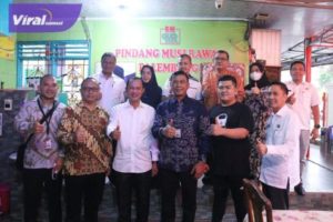 Direktur II Wilayah Koordinasi Suvervisi KPK Kedeputian Korsup Yudhiawan bersama Walikota Palembang H Harnojoyo usai memantau pajak restoran di Rumah Makan Pidang Musi Rawas, Rabu (27/7/2022). Foto : viralsumsel.com/ril
