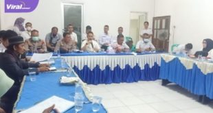 Kepala Dinas PMD OKI, Arie Mulawarman SSTP menjelaskan, untuk mengevaluasi karena ada syarat yang masih kurang kepada warga Desa Lingkis, kemarin (27/7/2022). Foto : viralsumsel.com/fir
