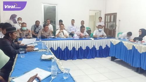 Kepala Dinas PMD OKI, Arie Mulawarman SSTP menjelaskan, untuk mengevaluasi karena ada syarat yang masih kurang kepada warga Desa Lingkis, kemarin (27/7/2022). Foto : viralsumsel.com/fir