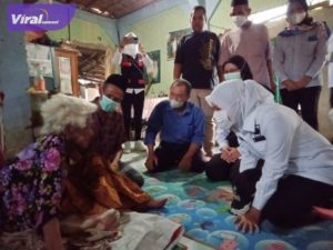 Wakil Walikota Palembang Fitrianti Agustinda kunjungi, nenek Siti warga kelurahan Silaberanti, telah berumur 130 tahun ini kini dalam keadaan sakit, Rabu (27/7/2022). Foto : viralsumsel.com/nto