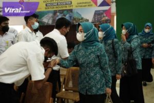 Ketua TP PKK Kota Prabumulih Ir. Hj, Suryanti Ngesti Rahayu Ridho dan Wakil Ketua TP PKK Kota Prabumulih Hj. Reni Indayani Fikri, SKM. M.Si saat kunjungi PT. Sri Rejeki isman Tbk di Sukoharjo, Rabu (27/7/2022). Foto : viralsumsel.com/mal