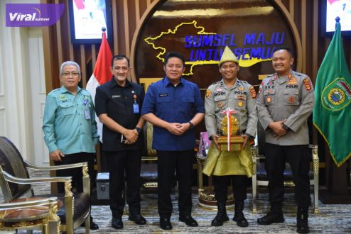Gubernur Sumsel H. Herman saat menerima audiensi Kapolres Lahat, Eko Sumaryanto dan Aipda Dodi Permana di ruang tamu Gubernur Sumsel, Kamis, (28/7/2022). Foto : viralsumsel.com/her