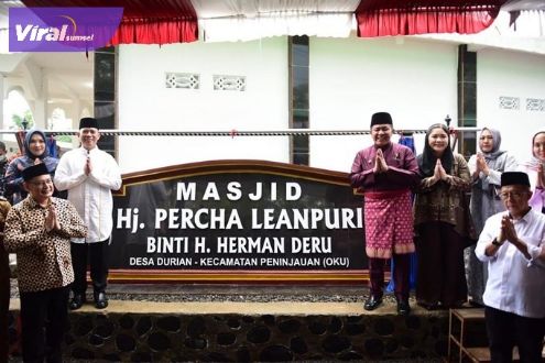 Gubernur Sumsel H Herman Deru resmikan Masjid Hj. Percha Leanpuri di Desa Durian OKU, Jumat (29/7/2022). Foto : viralsumsel.com/win