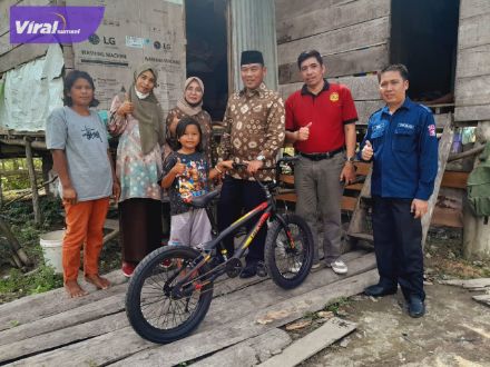 Kadisdikbud Muba, Drs Iskandar Syahrianto MH, memberikan sepeda dari Pj Bupati Muba Apriyadi kepada Luna Maya, Jumat (29/7/2022). Foto : viralsumsel.com/dev
