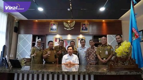 Walikota Prabumulih Ir H Ridho Yahya MM saat Kunker ke Pemkot LubukLinggau di ruang Kerja Walikota Lubuklinggau, Senin (4/7/2022).Foto : viralsumsel.com/mal