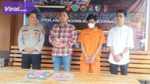 AA (29), warga Desa Kuala 12 Kecamatan Tulung Selapan, tersangka pelaku penusukan korban Artoni (51) Kepala Desa Kuala 12 di Masjid Al Muhajirin hingga tewas saat jumpa pers, Minggu (31/7/2022). Foto : viralsumsel.com/fir