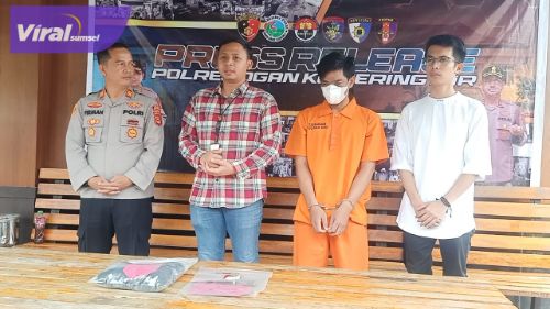AA (29), warga Desa Kuala 12 Kecamatan Tulung Selapan, tersangka pelaku penusukan korban Artoni (51) Kepala Desa Kuala 12 di Masjid Al Muhajirin hingga tewas saat jumpa pers, Minggu (31/7/2022). Foto : viralsumsel.com/fir
